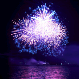 夜空中绚烂的海上烟花