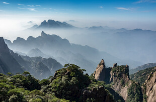 壮丽山峦云雾缭绕美景