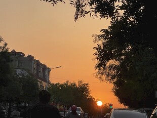 夕阳下的城市街道景象