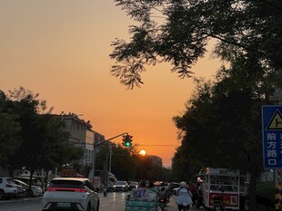 夕阳下的城市街道景象