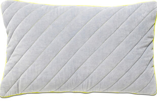 浅灰色绗缝枕头