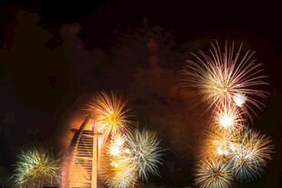 绚丽烟花绽放夜空