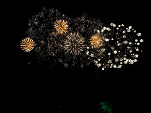 夜空中绚烂的烟花绽放