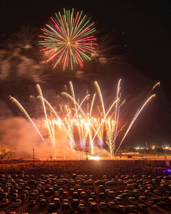 夜空中绚烂烟花
