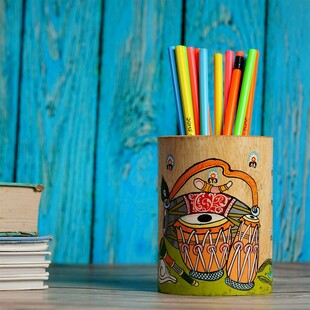 彩绘笔筒里的多彩文具