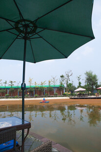 湖畔遮阳伞下的休闲景致