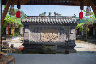 中式庭院中的精美影壁