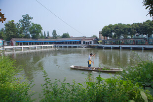 湖畔泛舟景 悠然田园风