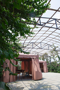 户外遮阳棚下的休闲空间