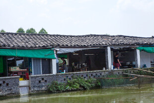 江南水乡临水古朴建筑