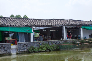 水乡古建商铺临水而立