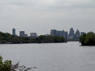 河畔城市天际线远景