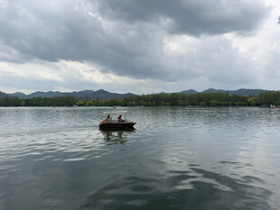 湖上轻舟泛于阴云之下