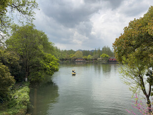湖畔自然风光景色宜人