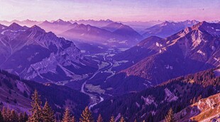 山间暮色下蜿蜒的壮美河谷