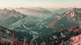 山间河谷壮丽自然景观