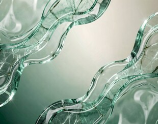 流动的绿色玻璃艺术造型