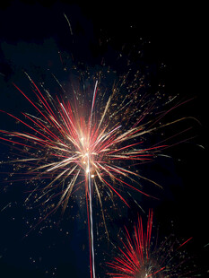 夜空中绚烂的烟花绽放