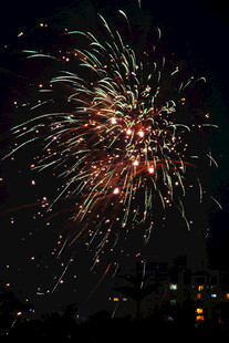 夜空中绚烂的烟花绽放