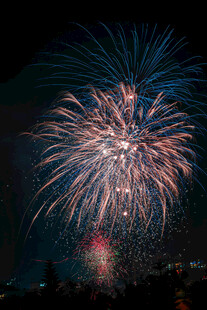 夜空中绚烂绽放的烟花