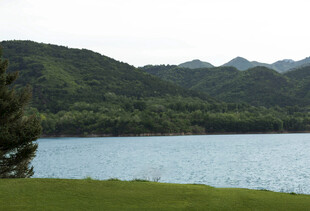 湖畔青山美景
