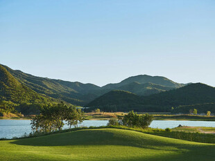 湖畔青山间美景