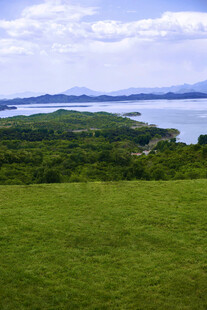 草原湖畔美景