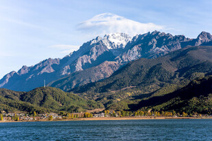 湖畔雪山壮丽风光