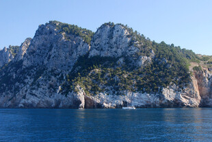 海上峻峭山峰景观