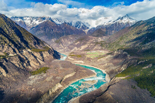 壮丽河谷与巍峨山脉