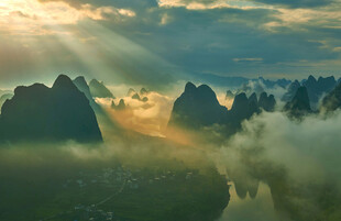 日出云海中的壮丽山峦