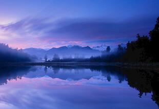 湖畔暮色中的山水倒影