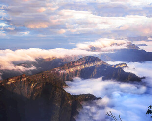 壮丽云海环绕的巍峨山脉