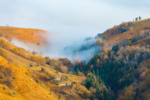 秋日山间云雾缭绕美景
