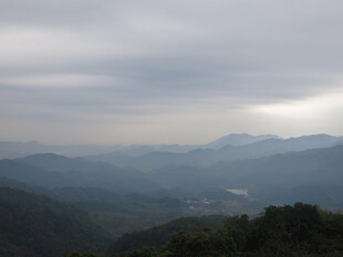 云雾缭绕的山峦美景
