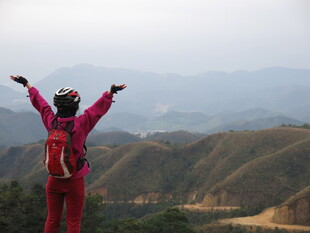 徒步者山顶张开双臂赏景