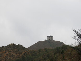 山顶建筑隐于云雾之中