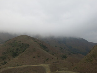 云雾缭绕的山间景色
