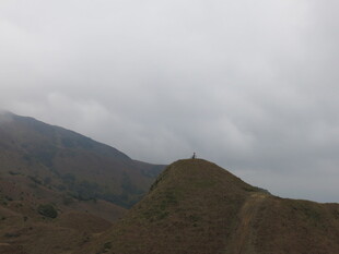 云雾缭绕的山峦景色