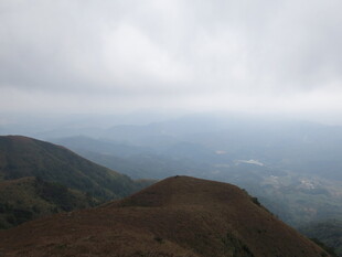 云雾缭绕的山峦景色