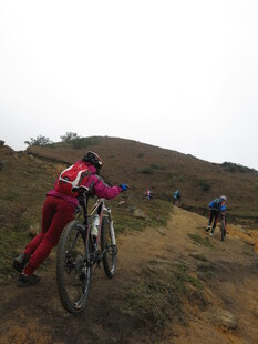 山地自行车手奋力骑行