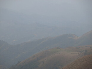 雾中朦胧山峦景色