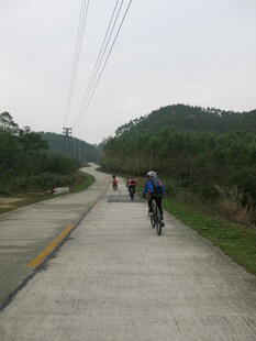 乡村小道上的骑行者