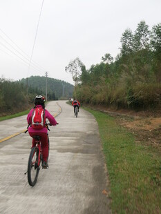 骑行者在乡间道路骑行