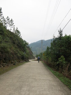 山间小道 独自前行的身影