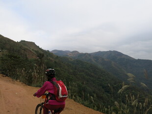 骑行者于山间小道赏景