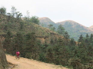山间小径上的徒步者