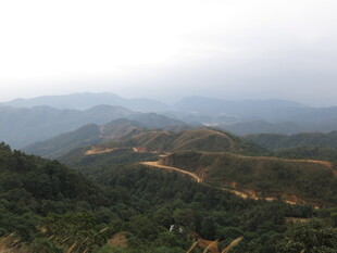 山间景致 云雾缭绕山峦