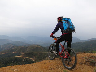 骑行者于山间畅享自由