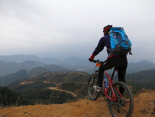 骑行者于山间眺望远方